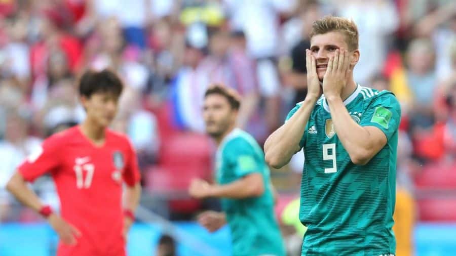 Timo Werner se lamenta tras fallar un gol en un República de Corea - Alemania. Foto: FIFA.