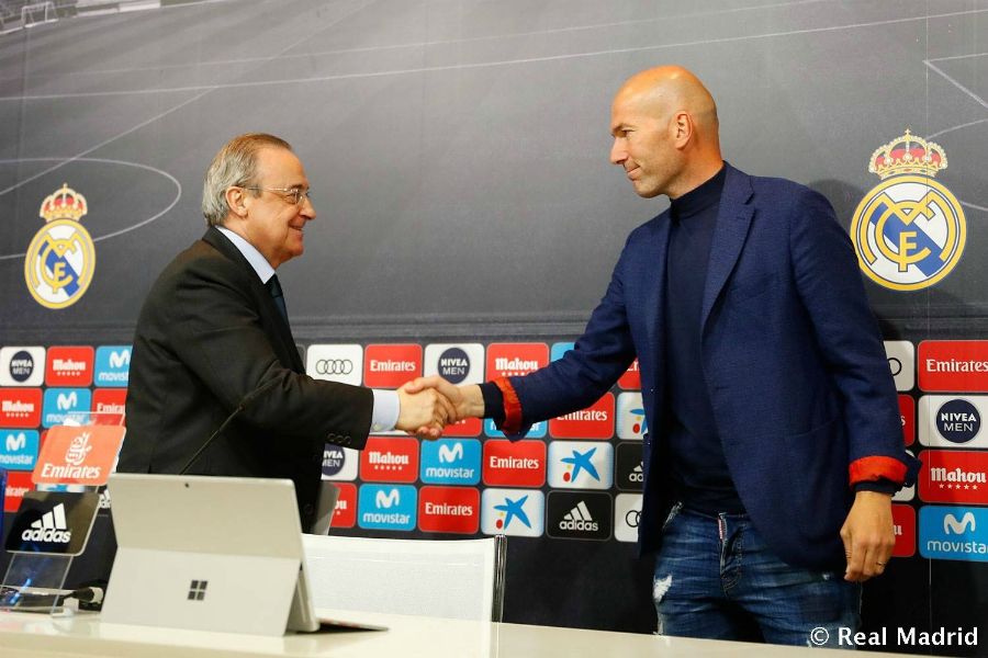 Zinedine Zidane estrecha la mano de Florentino Pérez en su última rueda de prensa con el Real Madrid. Foto: Real Madrid.