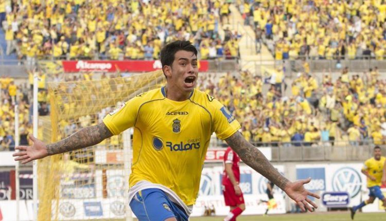 Araújo celebra el gol que supuso el ascenso de la UD Las Palmas tras remontar un 3-1 al Real Zaragoza