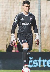 Dani Sotres con la elástica celeste