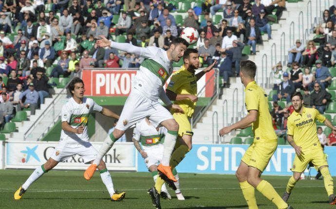 Lance del encuentro de temporada regular en el Martínez Valero