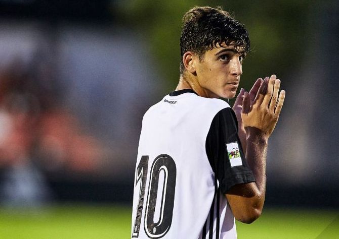 Gonzalo Villar en un partido con el Valencia Mestalla