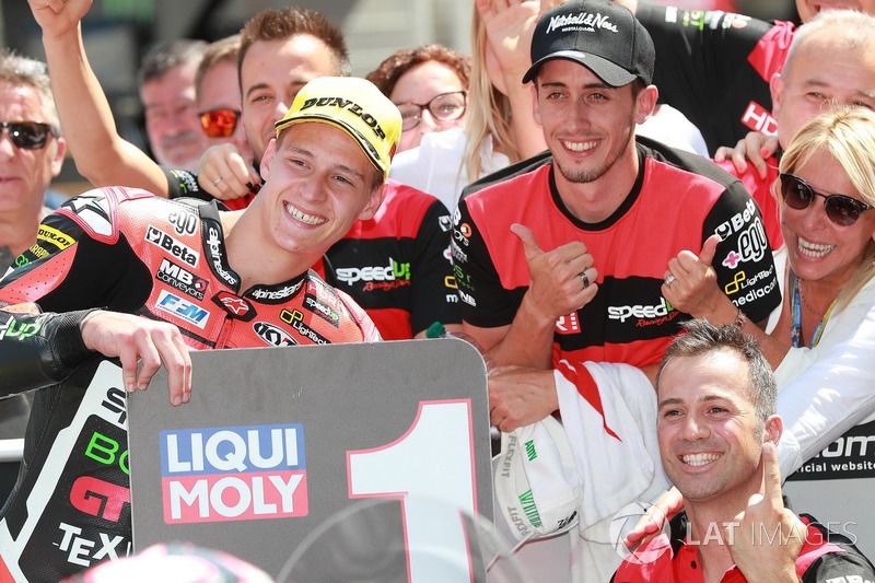 Fabio Quartararo celebra la victoria en el parque cerrado, motorsport.com
