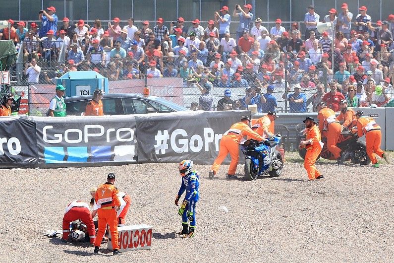 Pol Espargaró tira a Alex Rins en la primera vuelta de Sachsenring. Foto: autosport.com