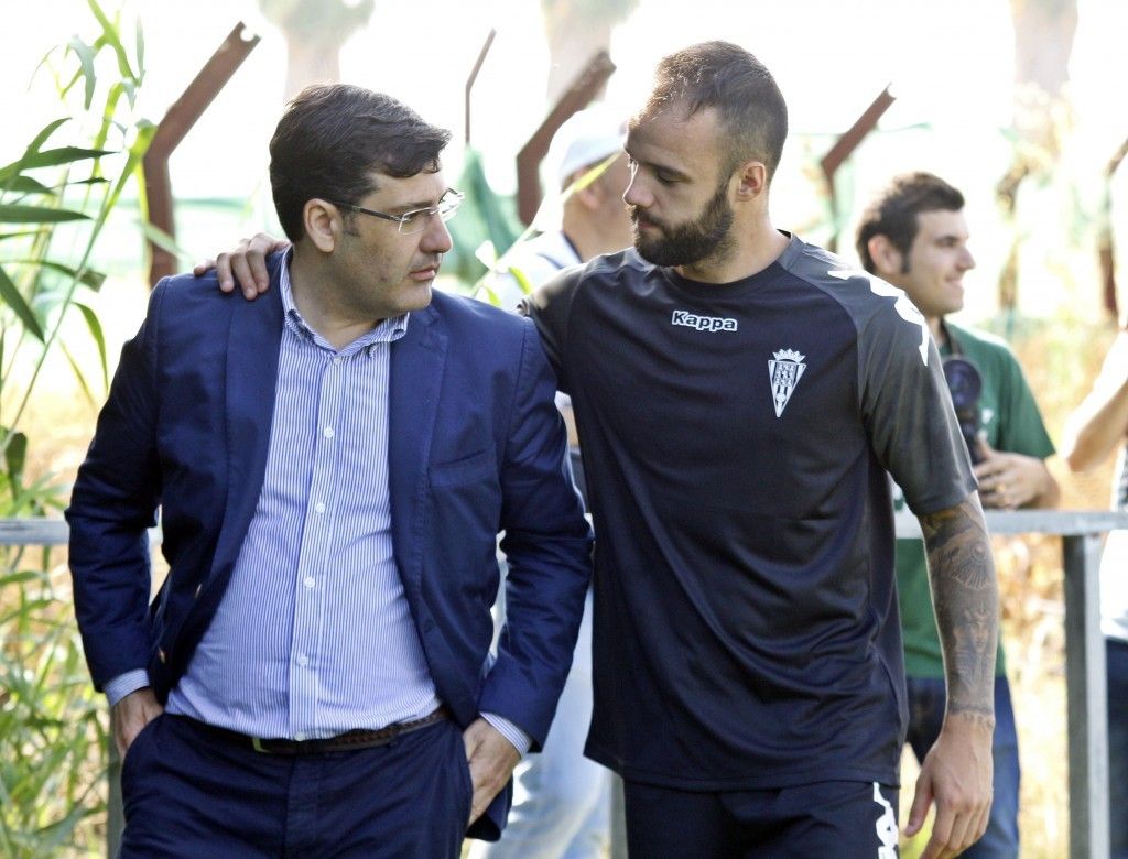 Edu Ramos conversa con Jesús León tras un entrenamiento | Imagen: Córdoba CF