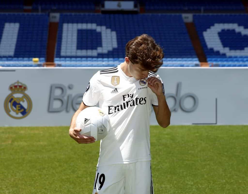 PALCO DE HONOR DEL SANTIAGO BERNABEU PRESENTACION DE ODRIOZOLA COMO NUEVO JUGADOR DEL REAL MADRID CAMISETA POSANDO EN EL CESPED