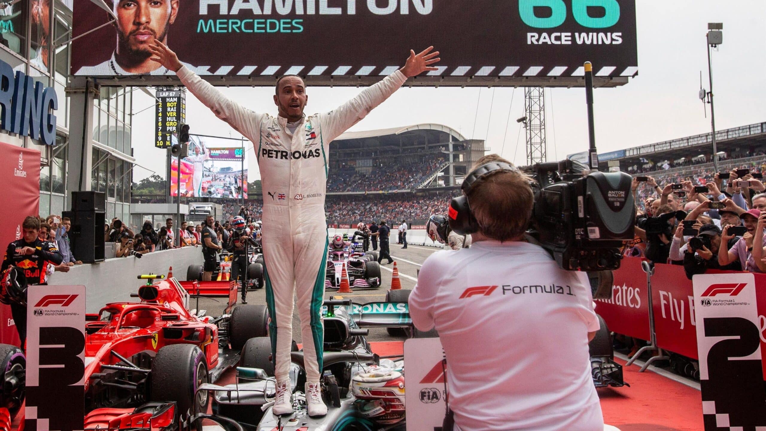 Hamilton gana tras una épica remontada en Alemania