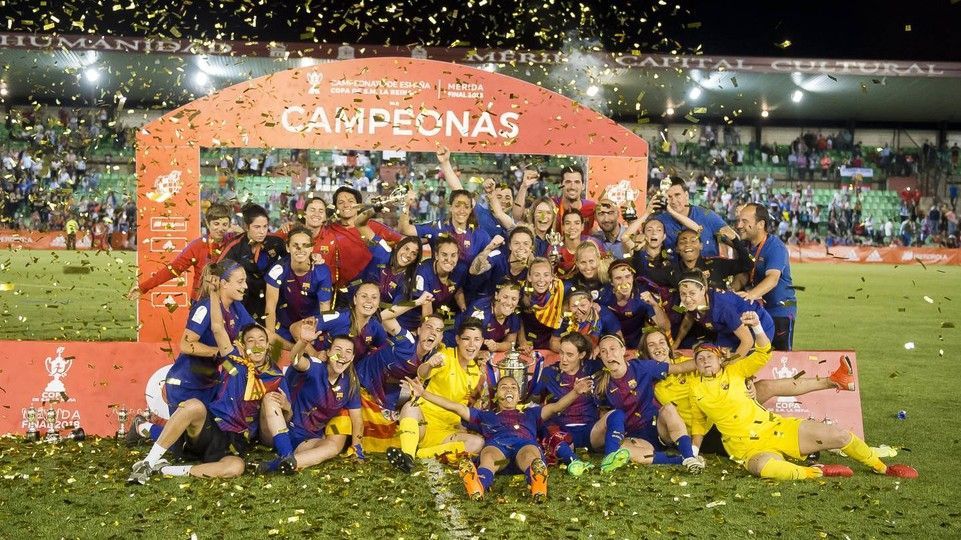 Las barcelonistas celebrando su victoria en la última edición. Fuente: web del FC Barcelona.