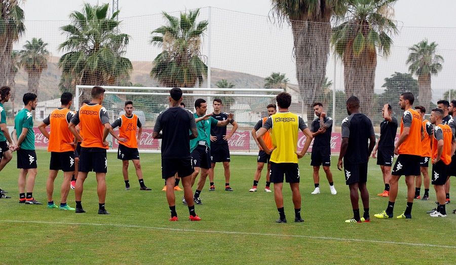 La plantilla blanquiverde escucha a su nuevo entrenador | Imagen: Córdoba CF