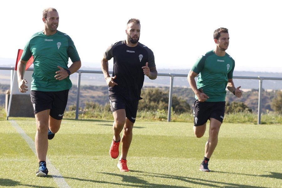 Edu Ramos junto a los preparadores físicos en el primer stage | Imagen: Córdoba CF