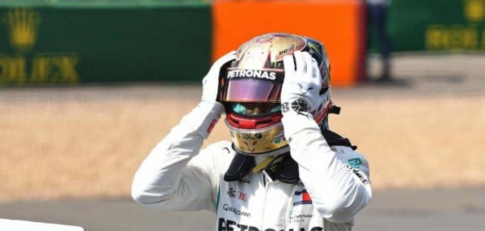 Lewis Hamilton celebra la pole en Silverstone. Vía: Formula1.com