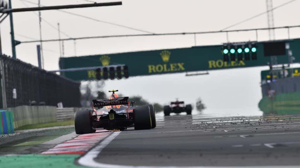 Un Red Bull pasando por meta en el Hungaroring // vía: formula1.com