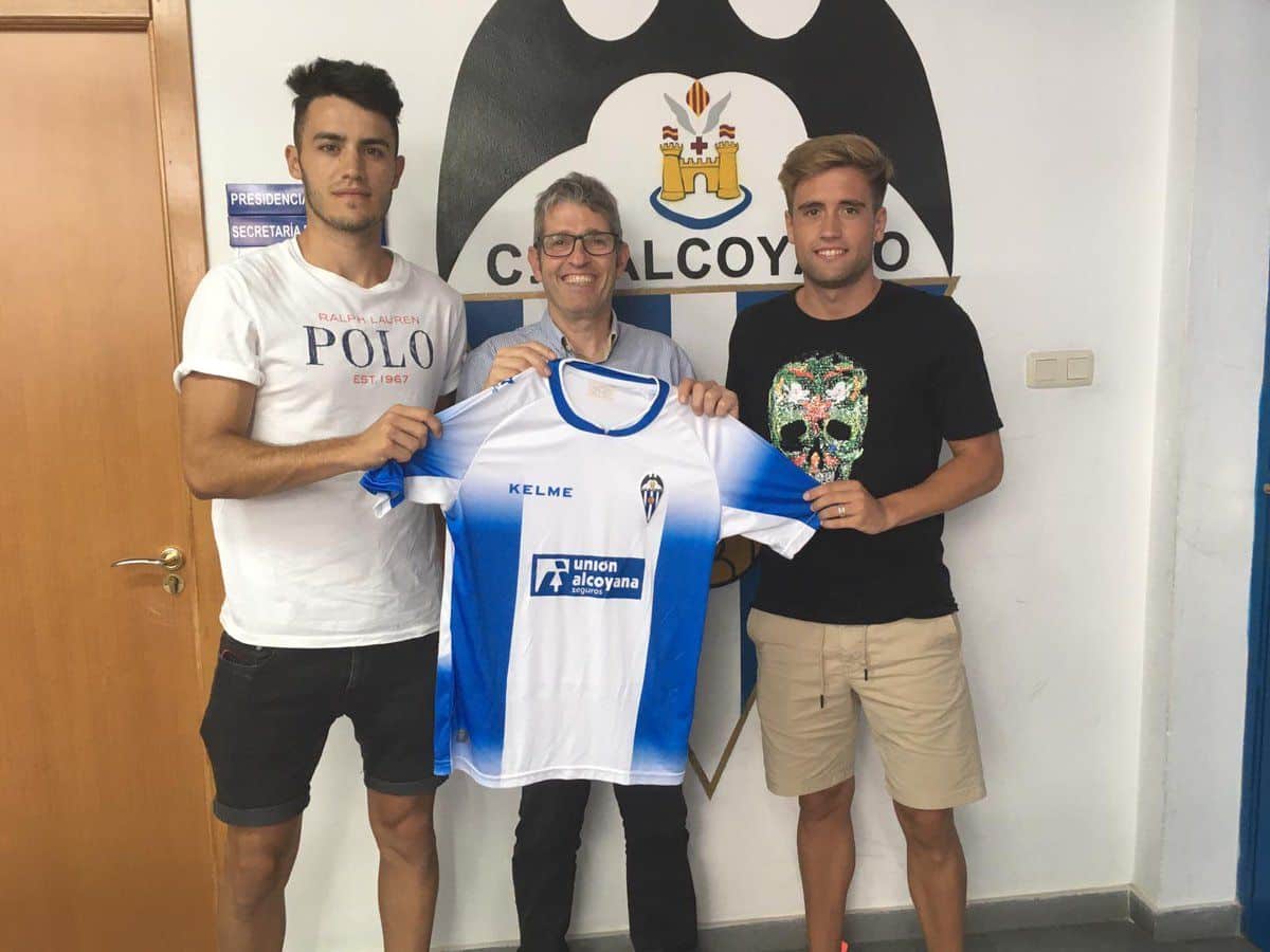 Primi y Alberto Rubio posan junto a Juan Serrano. / CD Alcoyano