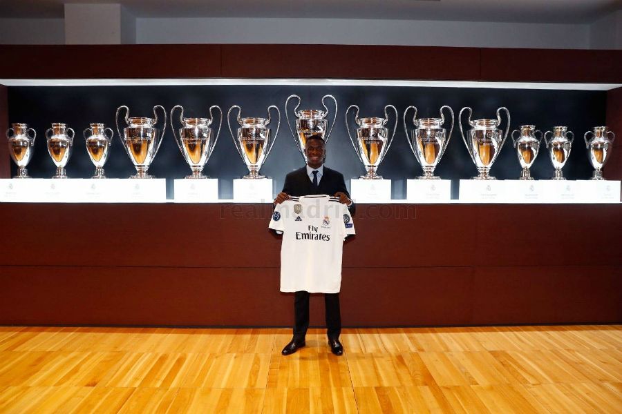 Vinícius Júnior posa con su nueva camiseta en su presentación con el Real Madrid. Foto: Real Madrid (Helios de la Rubia)