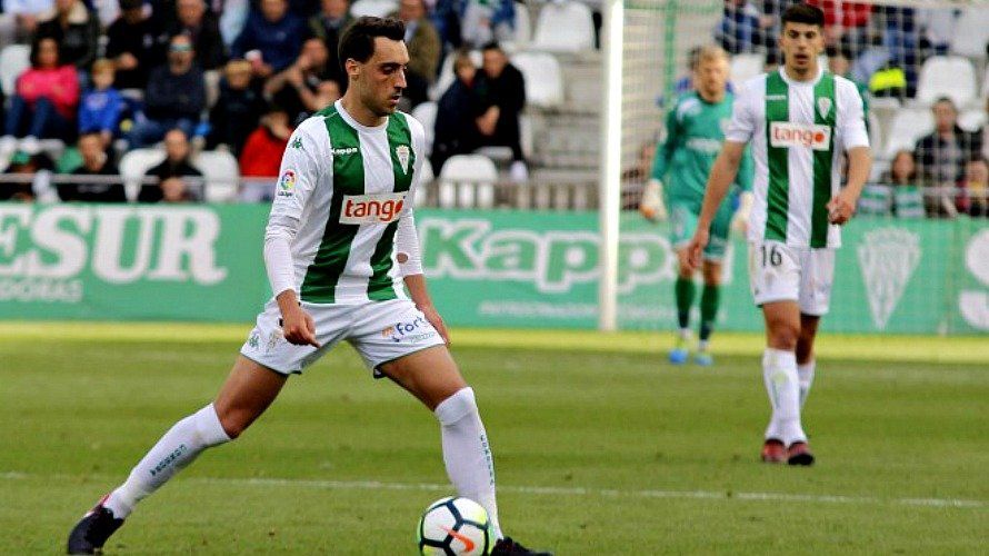 El Almería refuerza la medular con Sergio Aguza