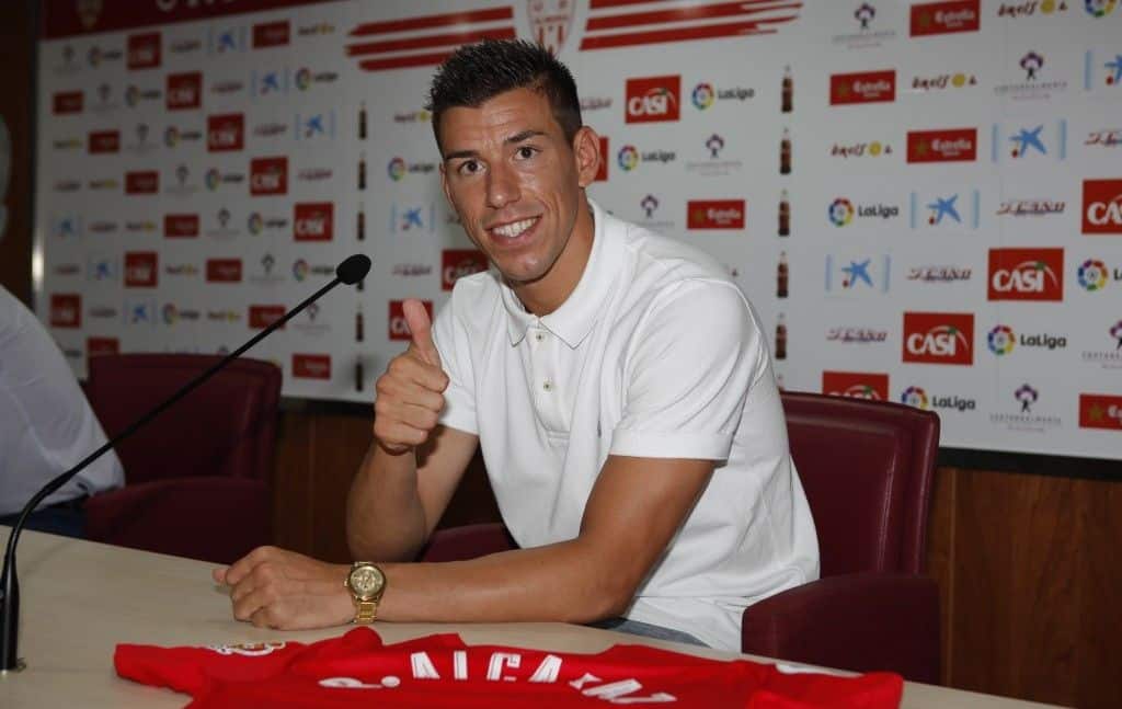 Rubén Alcaraz durante su presentación con la U.D. Almería. (Foto: udalmeriasad.es)