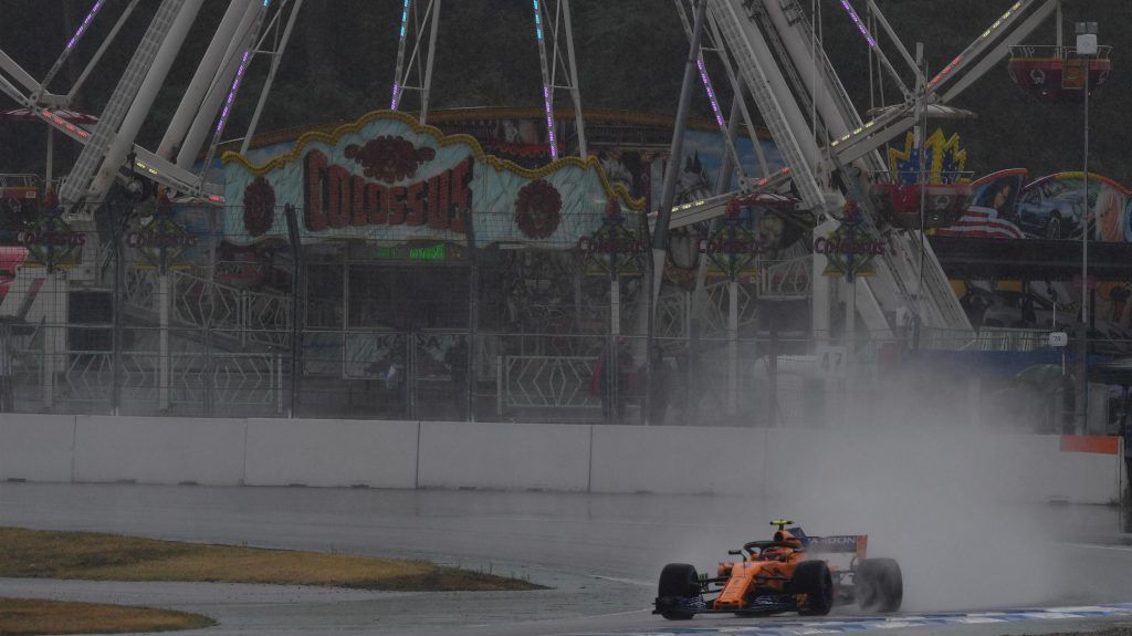El piloto belga de McLaren pilotando bajo la lluvia en los terceros libres  // 
 Vía: formula1.com