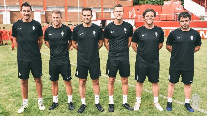 Arturo Martínez Noval, primero por la derecha, se incorpora al cuerpo técnico de la primera plantilla