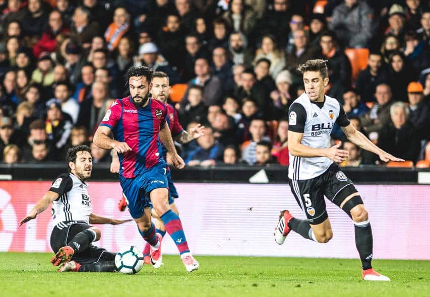 Ivi durante un partido con el Levante UD