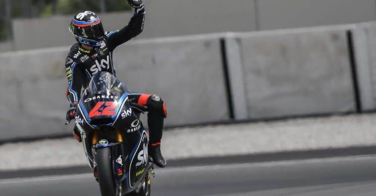 El ganador de la carrera, Pecco Bagnaia, tras haber terminado la carrera. Vía: todocircuito.com