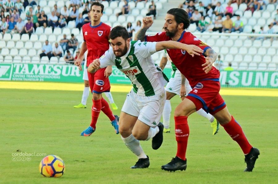 Galán lucha por un balón en el último enfrentamiento en el Arcángel | Imagen: Córdoba CF
