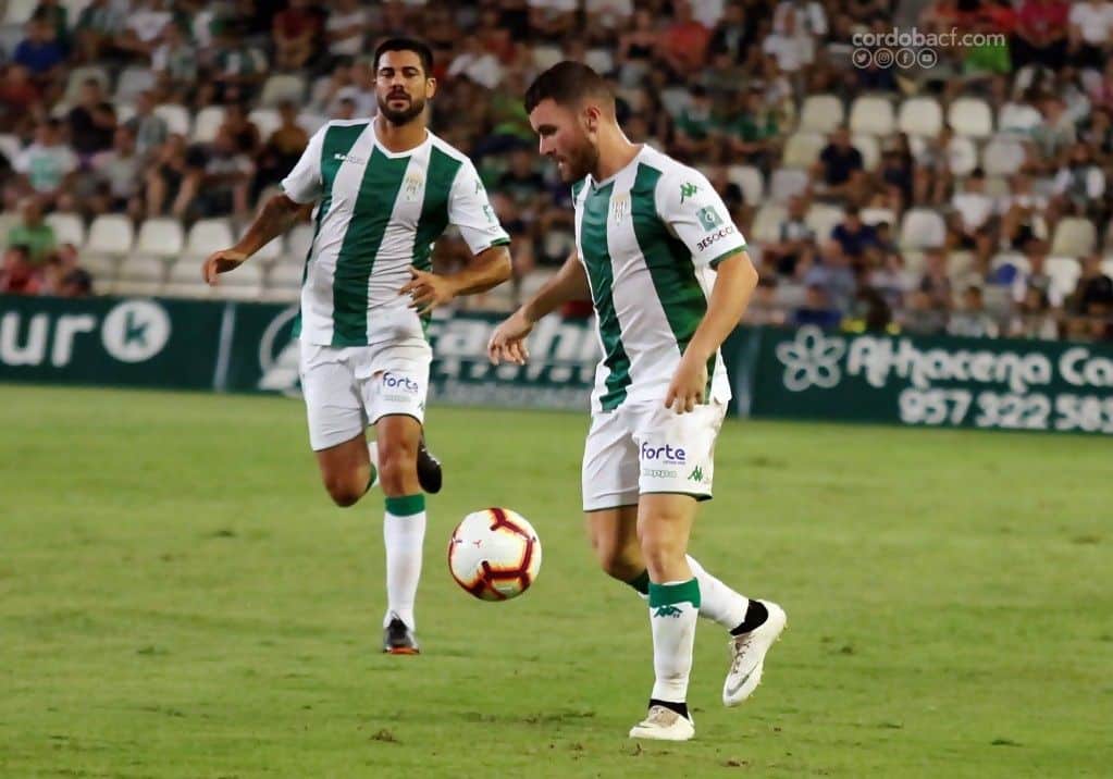 Aythami observa a Galán en una jugada | Imagen: Charo Tobaja (Córdoba CF)