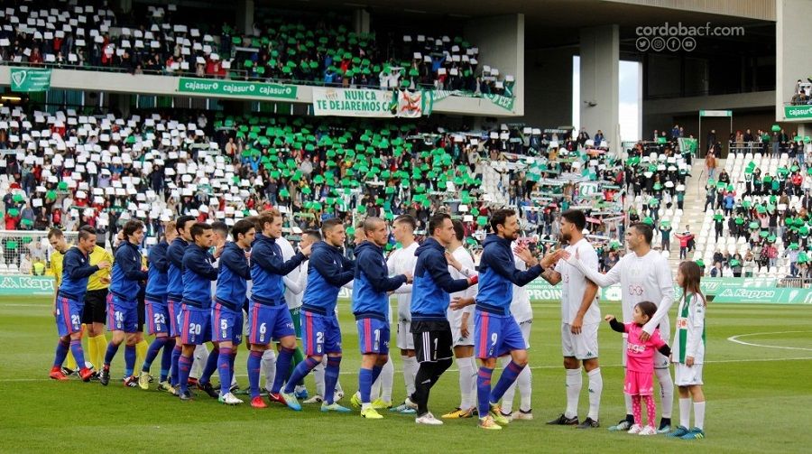 Saludo entre ambos equipos en el último encuentro | Imagen: Charo Tobajas (Córdoba CF)
