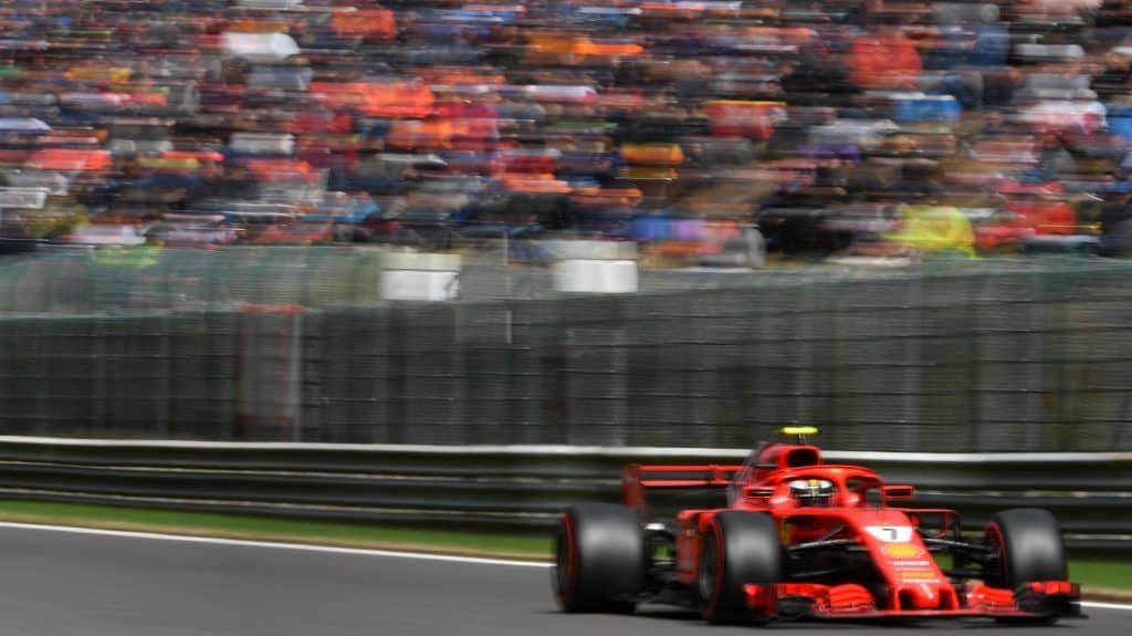 El Ferrari número 7 pasando, veloz, por la recta de Kemel // vía: formula1.com