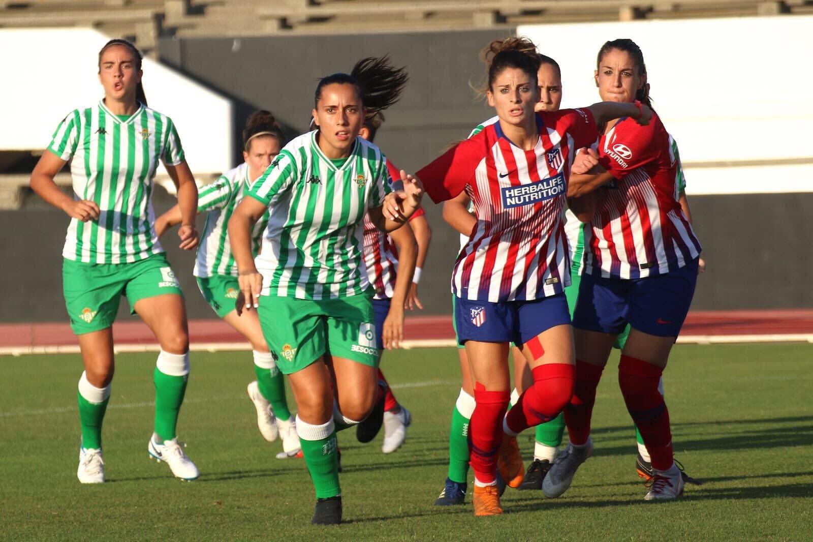 Jugadoras de ambos equipos pugnan en una jugada. / @AtletiFemenino
