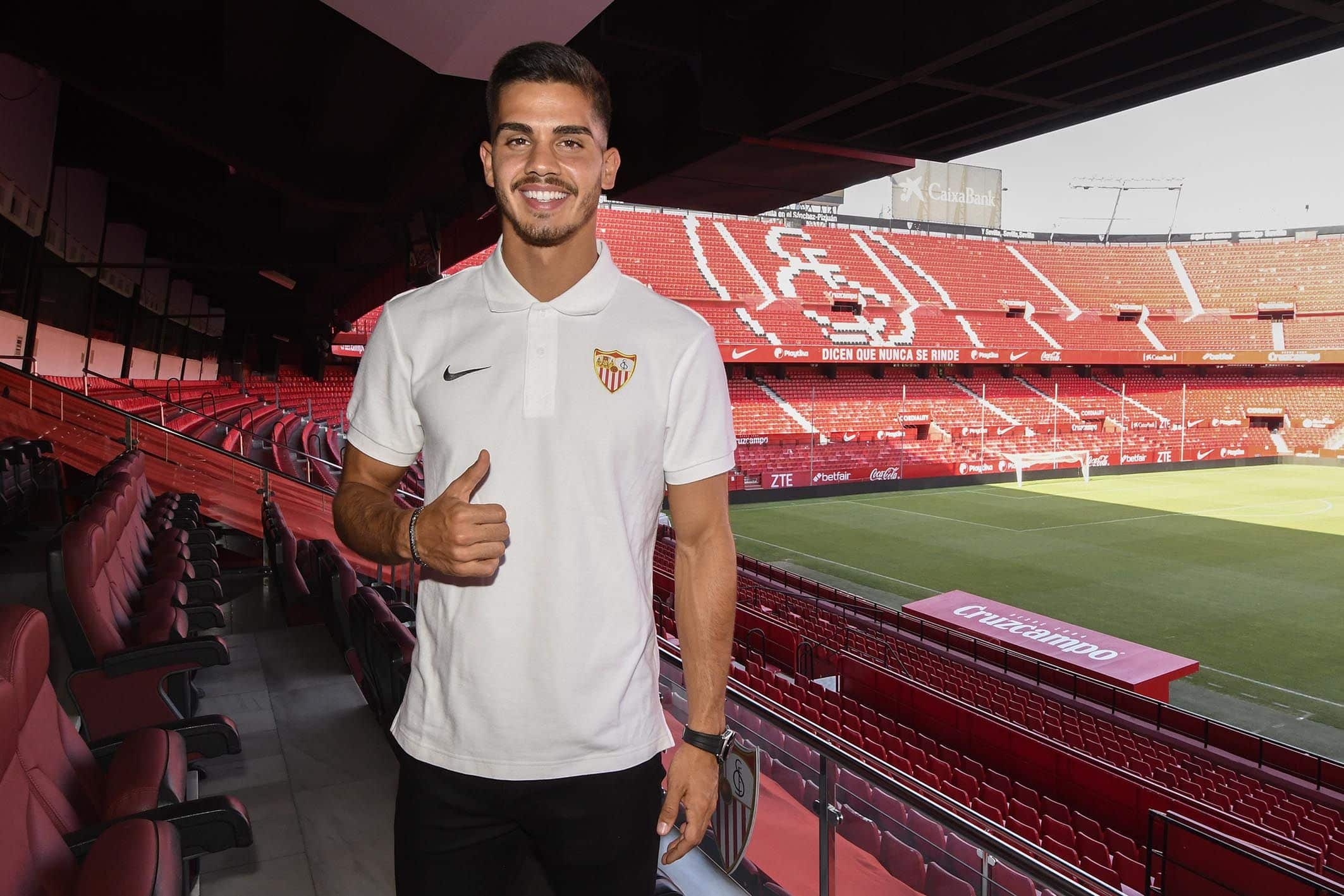 2018_08_11. Llegada de André Silva.