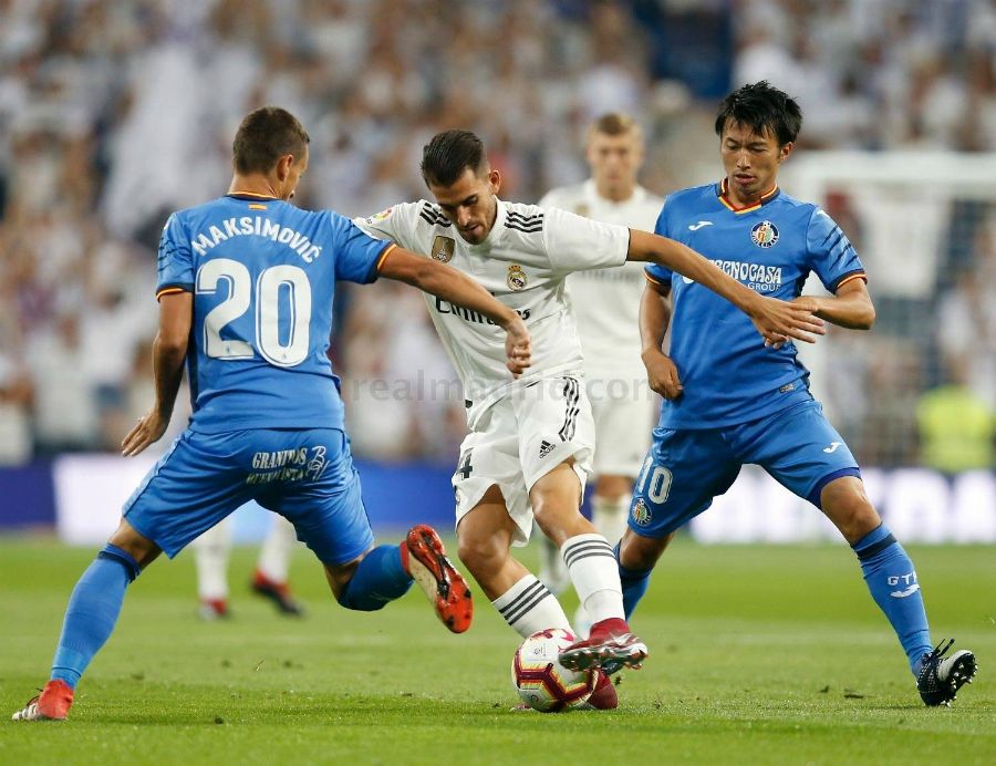 Dani Ceballos regatea a Maksimovic y Gaku en un Real Madrid - Getafe. Foto: Real Madrid (realmadrid.com) (Ángel Martínez).