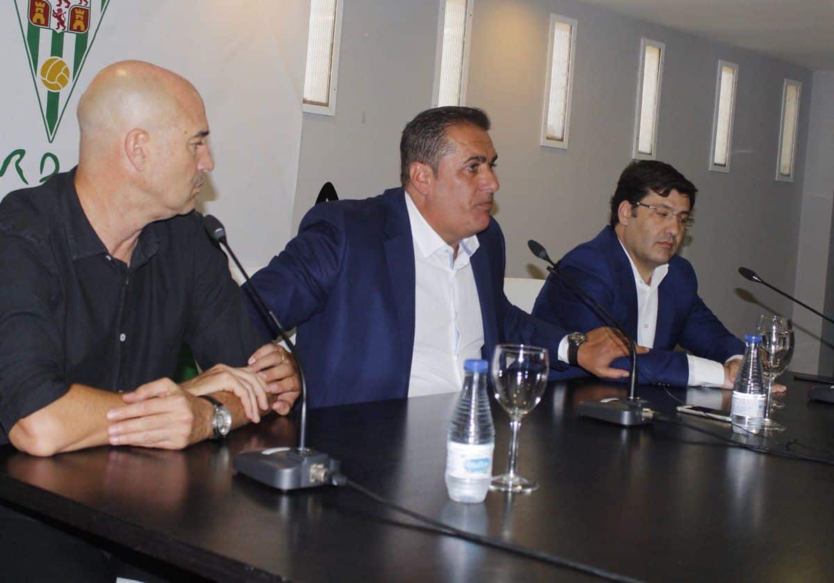 Sandoval junto a Berges y Jesús León durante su presentación | Imagen: Córdoba CF