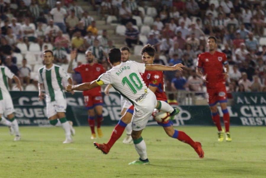 Alfaro dispara a puerta | Imagen: Charo Tobajas (Córdoba CF)