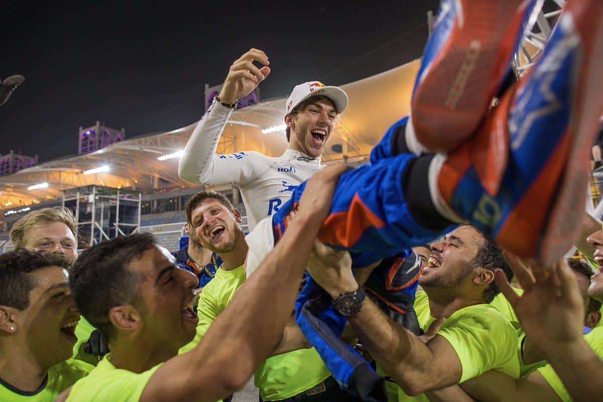 Gasly celebra con su mecánicos el 4to puesto obtenido en Bahréin - Vía Twitter: @PierreGASLY