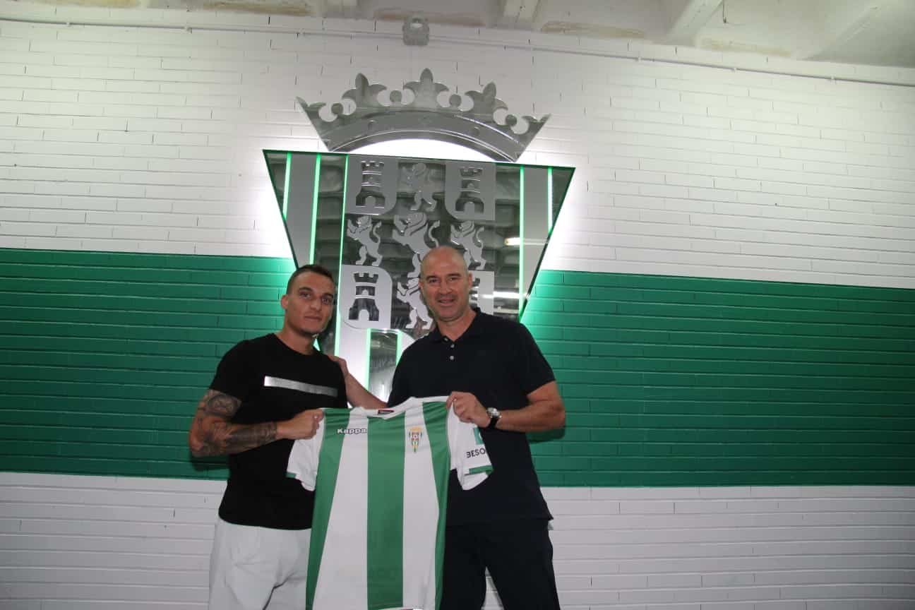 Presentación de Quezada como jugador del Córdoba CF. Foto vía Córdoba CF