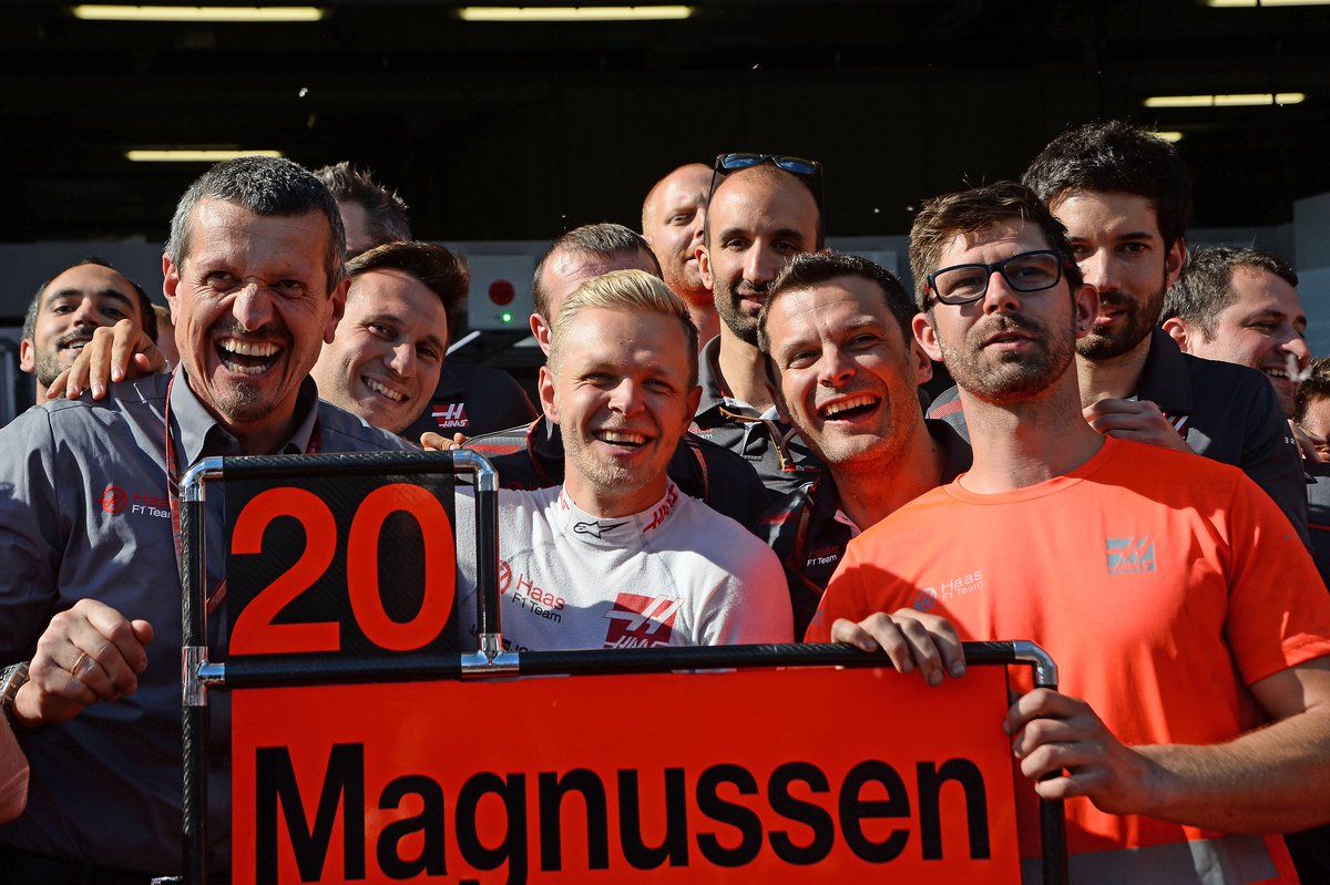 Kevin Magnussen celebra con el equipo Haas - Vía Twitter: @KevinMagnussen