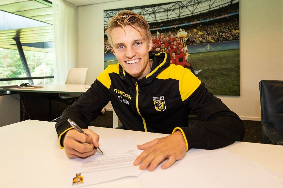 Martin Ödegaard firmando un contrato con el Vitesse Arnhem. Foto: Vitesse Arnhem (vitesse.nl)