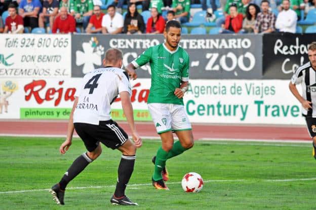 El Langreo refuerza su defensa y su delantera