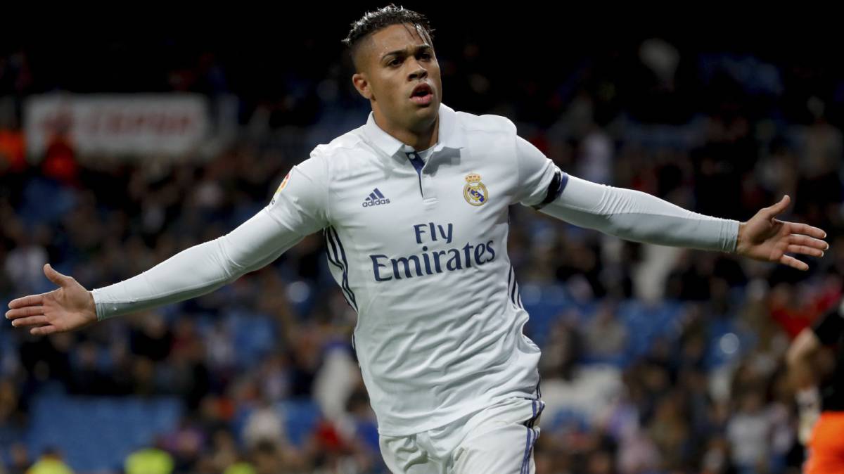 Mariano Díaz celebrando un gol con la casaca blanca en la temporada 2016-2017 (vía AS).