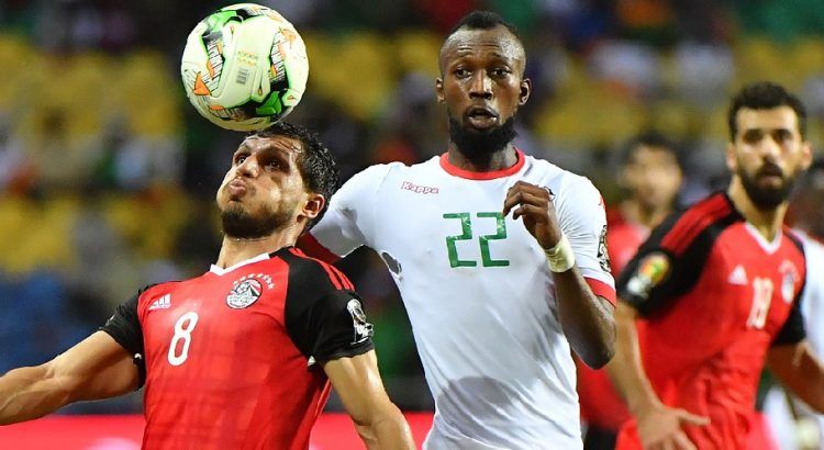 Blati Touré, a la derecha, vistiendo la elástica internacional de Burkina Faso | Imagen: Football 365
