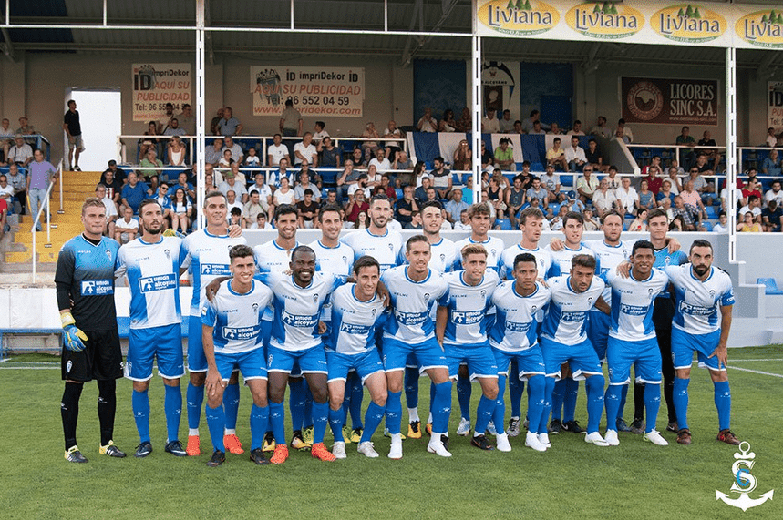 El Alcoyano se presentó ante sus aficionados con esta plantilla. / Silvia Calatayud - CD Alcoyano.