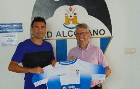 David Córcoles junto al presidente del Alcoyano, Juan Serrano. / CD Alcoyano.