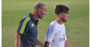 Zidane habla con Álvaro Jiménez durante un partido