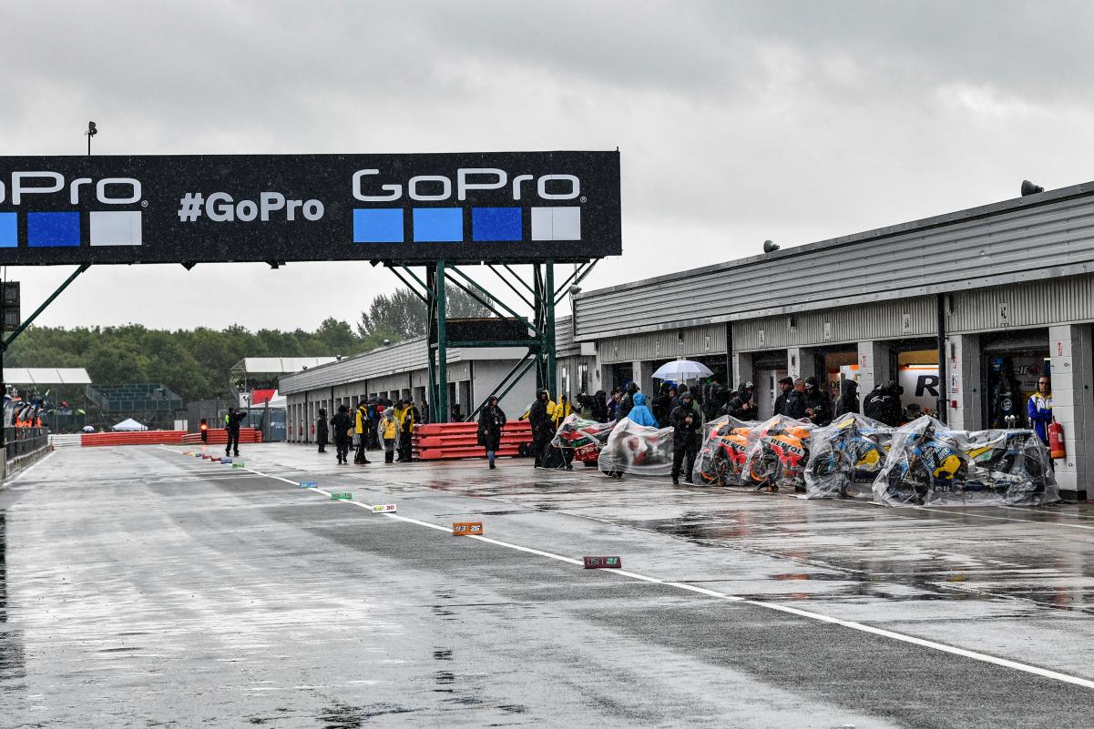 El mal estado del asfalto y la lluvia obligaron a cancelar las carreras en Silverstone//Fuente: motogp.com