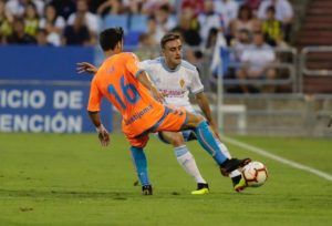 Lasure e Iza Carcelén pugnan por un balón