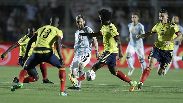 Messi atacando en el último enfrentamiento de estas selecciones // Depor