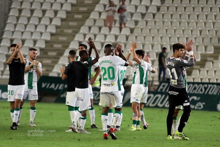 Los jugadores agradecen el apoyo a la afición tras el encuentro frente al Tenerife | Imagen: Charo Tobajas (Córdoba CF)