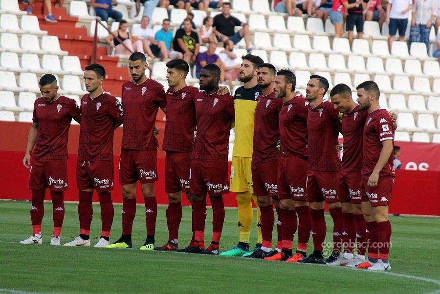 El once titular cordobesista durante el minuto de silencio previo al encuentro frente al Albacete | Imagen: Charo Tobajas (Córdoba CF)