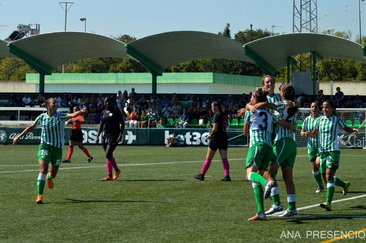 Las jugadoras verdiblancas celebran uno de los goles. / Ana Presencio