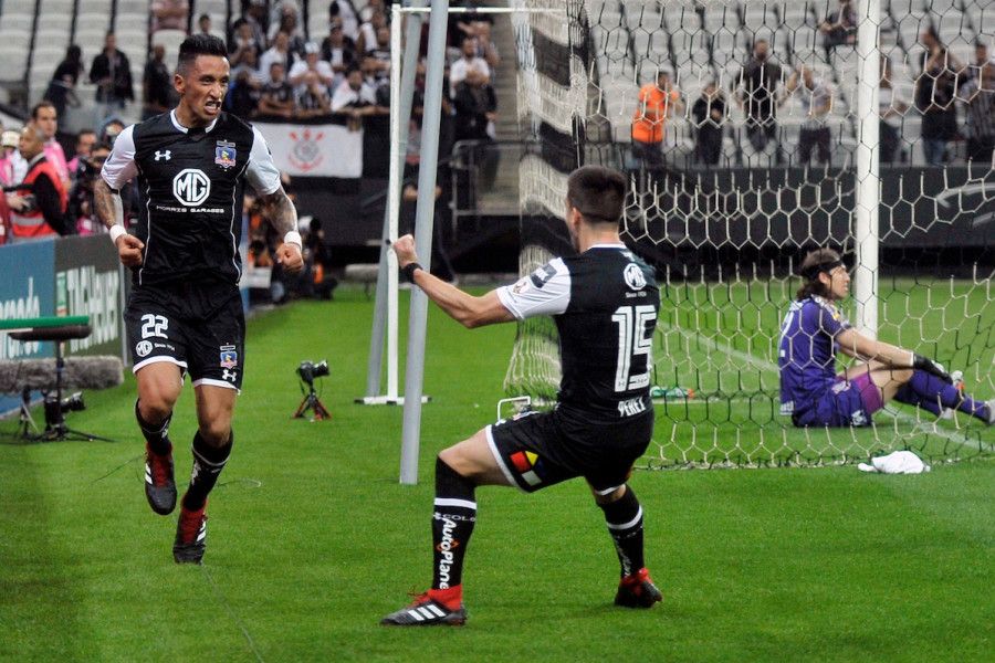 Sao Paulo 29 de Agosto 2018 / Lucas Barrios (i) festeja su anotación que pone el marcador uno a uno durante el partido de vuelta entre los equipos Corinthians vs Colo Colo por octavos de final de la Copa Libertadores 2018, jugado en el estadio Arena Corinthians. FOTO:  Prensa Colo-Colo - Carlos Succo - Xpress Media